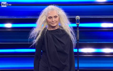 anna oxa abiti versace|Anna Oxa Sanremo look tendenze 2023 abiti .